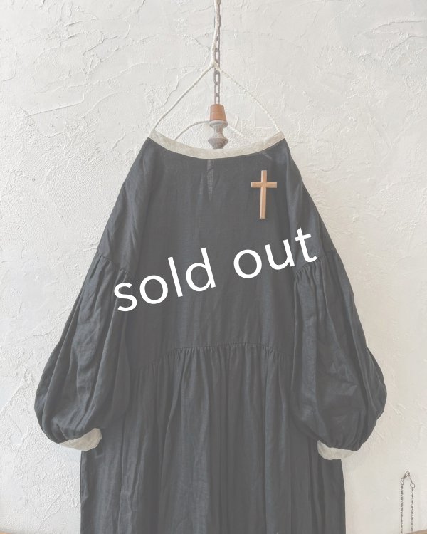 画像2: Avenue／後ろくるみボタンのワンピース・黒×生成り (2)