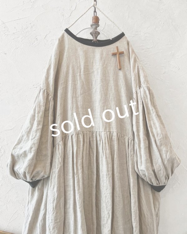 画像2: Avenue／後ろくるみボタンのワンピース・生成り×黒 (2)