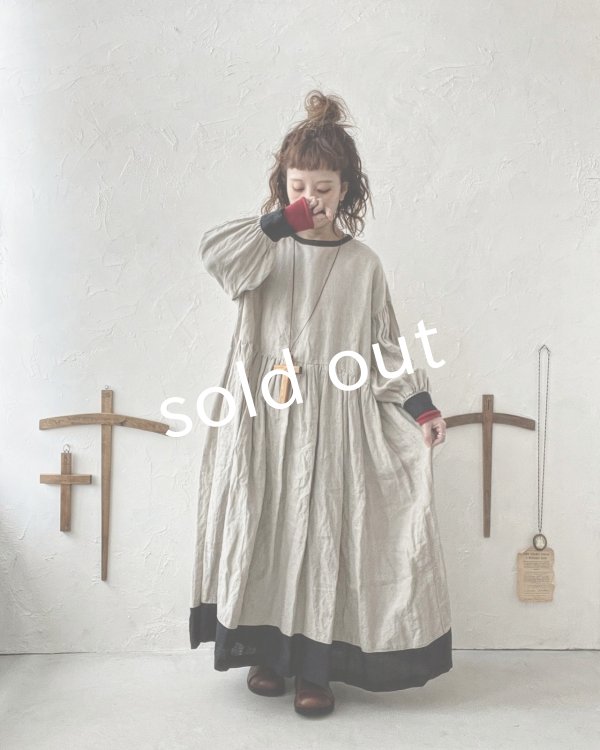 画像12: Avenue／後ろくるみボタンのワンピース・黒×生成り (12)