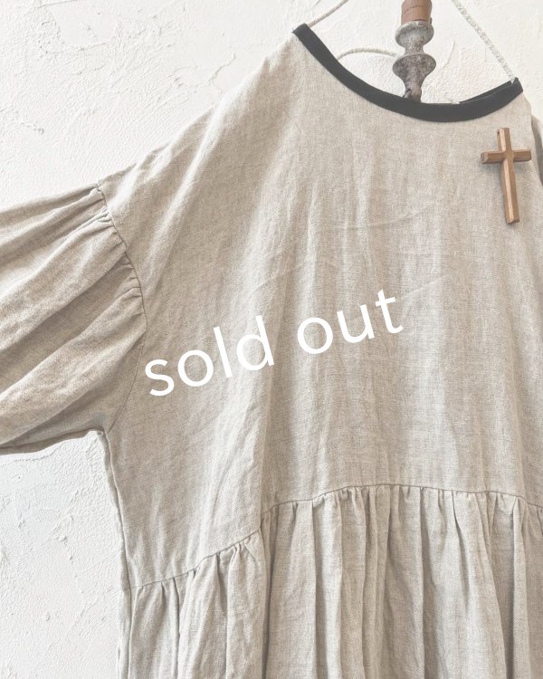 画像8: Avenue／後ろくるみボタンのワンピース・黒×生成り (8)