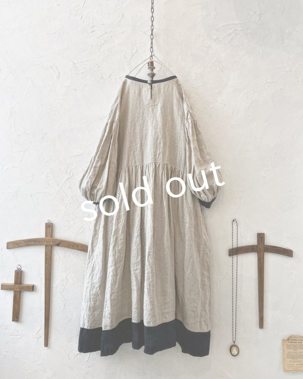 画像7: Avenue／後ろくるみボタンのワンピース・生成り×黒 (7)