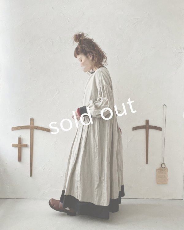 画像13: Avenue／後ろくるみボタンのワンピース・黒×生成り (13)