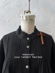 画像1: nous rendent heureux/フリル襟ピンタックブラウス・黒 (1)