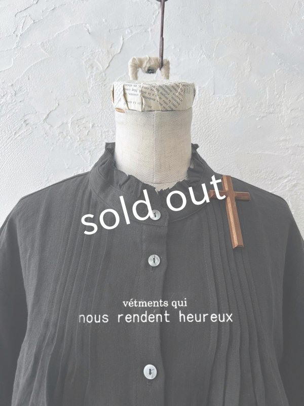 画像1: nous rendent heureux/フリル襟ピンタックブラウス・黒 (1)