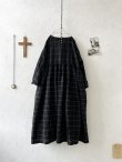 画像5: 08mab/ギャザーワンピース・黒ウインドウペン (5)