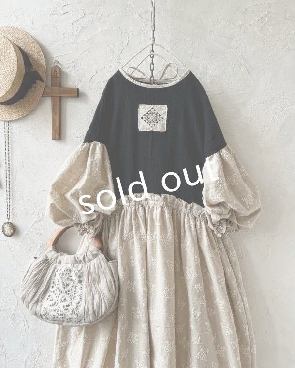 画像2: MARCHE' DE SOEUR／ブルターニュのワンピース・黒×生成り刺繍 (2)