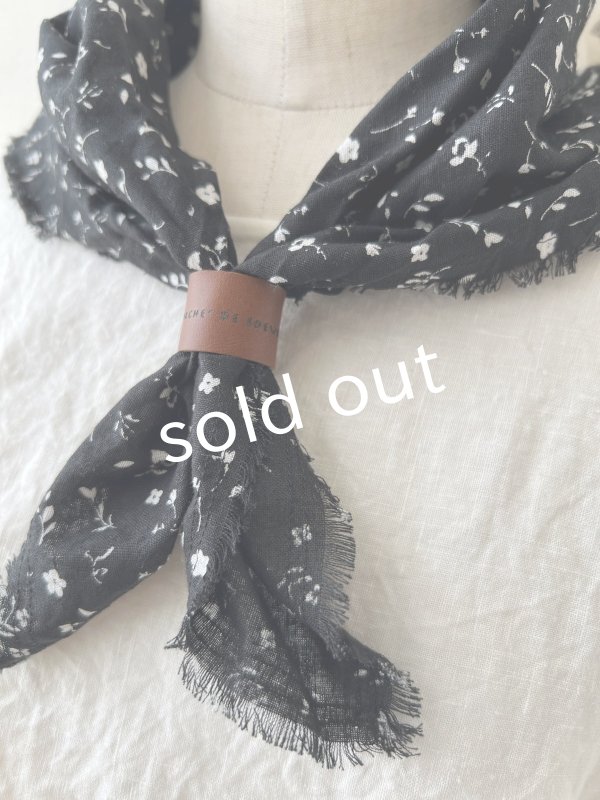 画像2: MARCHE' DE SOEUR/革タグ付きストール・黒小花 (2)