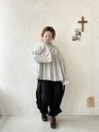 画像16: tegami/ピンタックリボンパフ袖のブラウス・オフ (16)