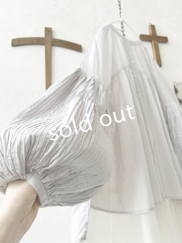 画像4: tegami/ピンタックバルーン袖のブラウス・ライトグレー (4)