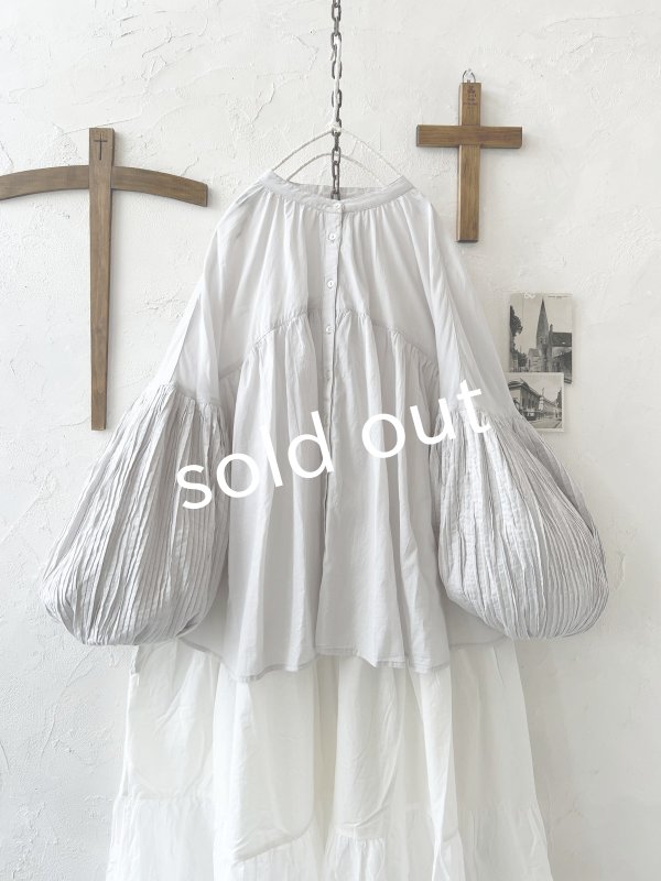 画像2: tegami/ピンタックバルーン袖のブラウス・ライトグレー (2)