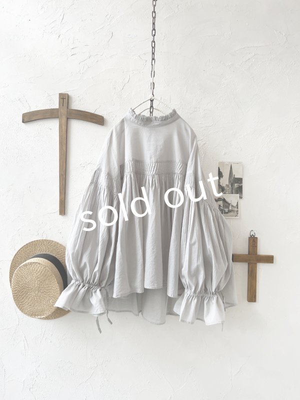 画像2: tegami/ピンタックリボンパフ袖のブラウス・ライトグレー (2)