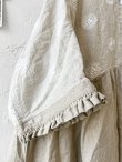 画像4: ubasoku/0953 ガーベラ刺繍のギャザーワンピース・ベージュ (4)