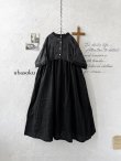 画像1: ubasoku/0953 ガーベラ刺繍のギャザーワンピース・黒 (1)