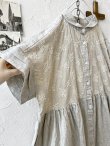 画像6: ubasoku/0957 かすみそう刺繍の丸衿ワンピース・ナチュラル (6)