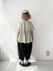 画像13: ubasoku/0931 ガーベラ刺繍のギャザープルオーバー・ベージュ (13)