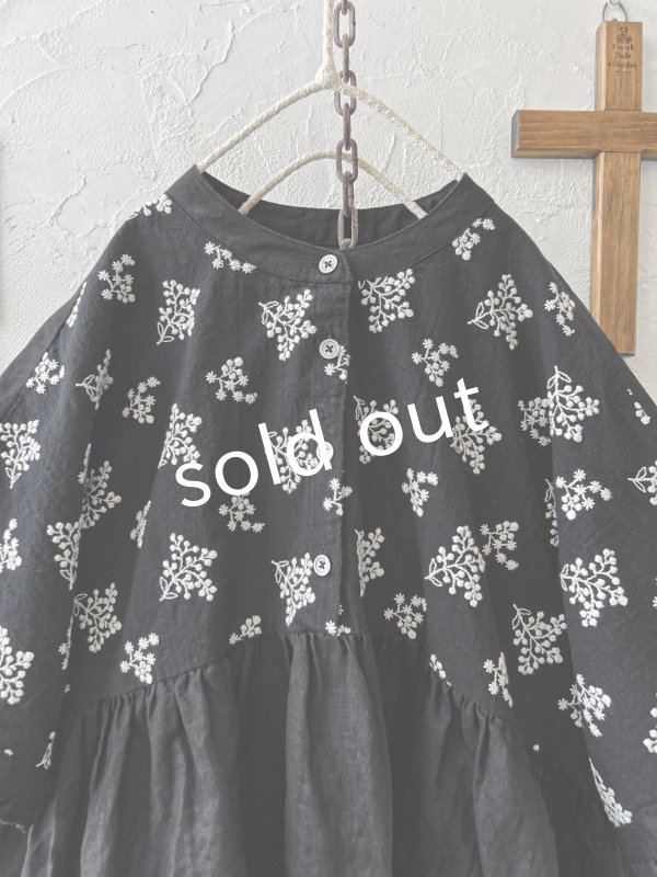 画像2: ubasoku/0932 かすみそう刺繍のギャザープルオーバー・黒 (2)