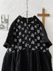 画像2: ubasoku/0957 かすみそう刺繍の丸衿ワンピース・黒 (2)