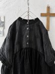 画像2: ubasoku/0931 ガーベラ刺繍のギャザープルオーバー・チャコール (2)