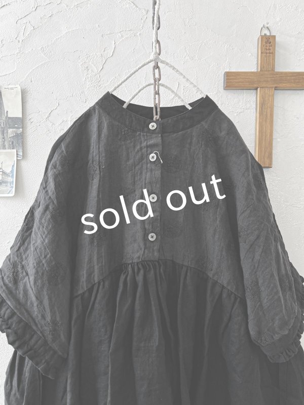 画像2: ubasoku/0931 ガーベラ刺繍のギャザープルオーバー・チャコール (2)