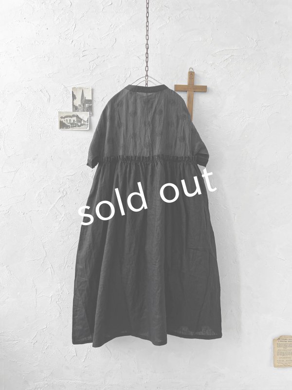 画像4: ubasoku/0953 ガーベラ刺繍のギャザーワンピース・黒 (4)