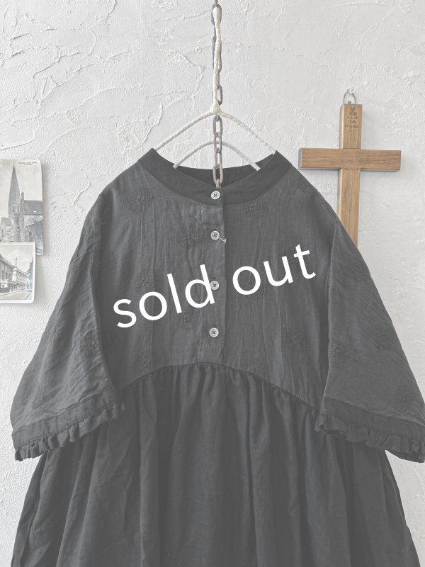 画像2: ubasoku/0953 ガーベラ刺繍のギャザーワンピース・黒 (2)