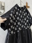 画像4: ubasoku/0957 かすみそう刺繍の丸衿ワンピース・黒 (4)
