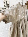 画像5: ubasoku/0931 ガーベラ刺繍のギャザープルオーバー・ベージュ (5)