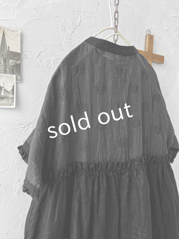 画像5: ubasoku/0953 ガーベラ刺繍のギャザーワンピース・黒 (5)