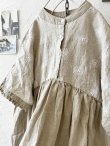画像7: ubasoku/0931 ガーベラ刺繍のギャザープルオーバー・ベージュ (7)