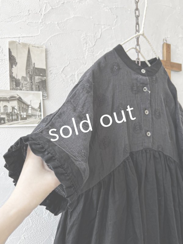 画像3: ubasoku/0953 ガーベラ刺繍のギャザーワンピース・黒 (3)