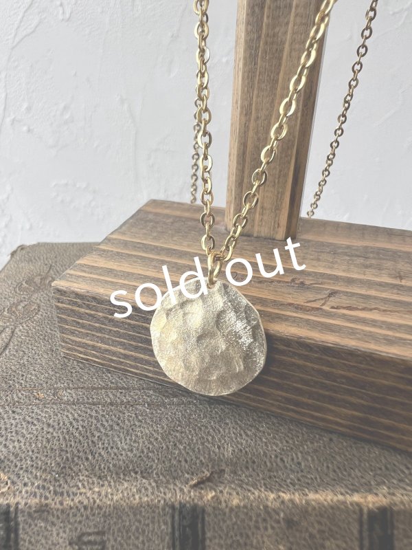 画像2: sorelle/真鍮の満月ネックレス【槌目】 (2)
