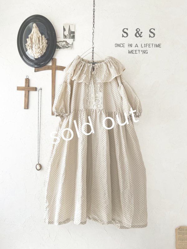 画像1: shizuka's【18】アンティークレースの ドットフリルワンピース・ベージュA (1)