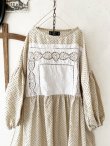 画像2: shizuka's【20】アンティークレースのボリューム袖ドットワンピース・ベージュ (2)