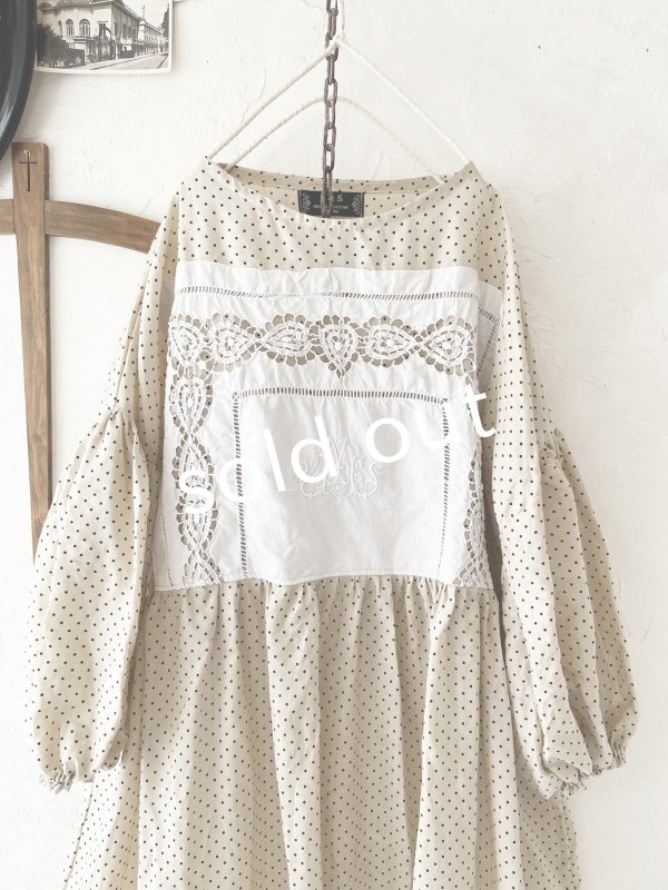 画像2: shizuka's【20】アンティークレースのボリューム袖ドットワンピース・ベージュ (2)