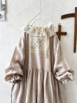 画像2: pollenbienco/アンティークレースのギャザーワンピース・ピンクベージュC (2)