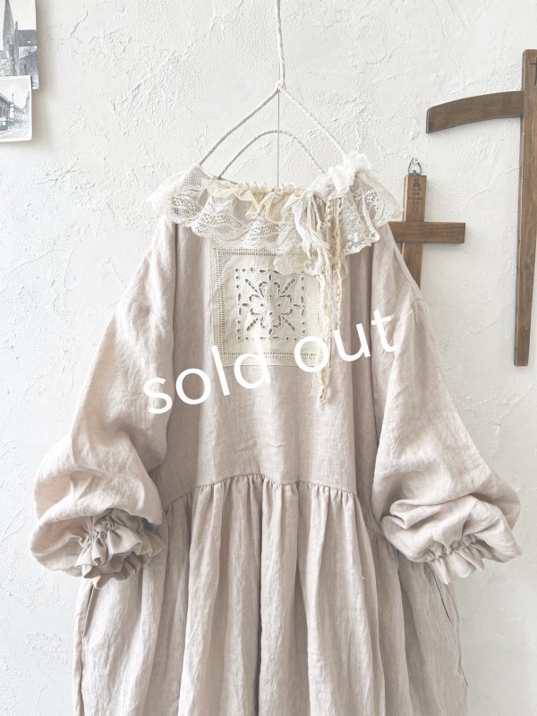 画像2: pollenbienco/アンティークレースのギャザーワンピース・ピンクベージュC (2)