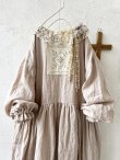 画像2: pollenbienco/アンティークレースのギャザーワンピース・ピンクベージュA (2)