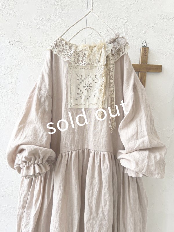 画像2: pollenbienco/アンティークレースのギャザーワンピース・ピンクベージュA (2)