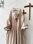 画像2: MARCHE' DE SOEUR／十字架ネックレス付きギャザーワンピース・ピンクベージュ (2)
