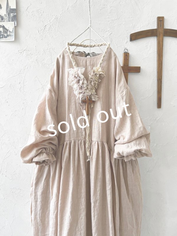 画像2: MARCHE' DE SOEUR／十字架ネックレス付きギャザーワンピース・ピンクベージュ (2)