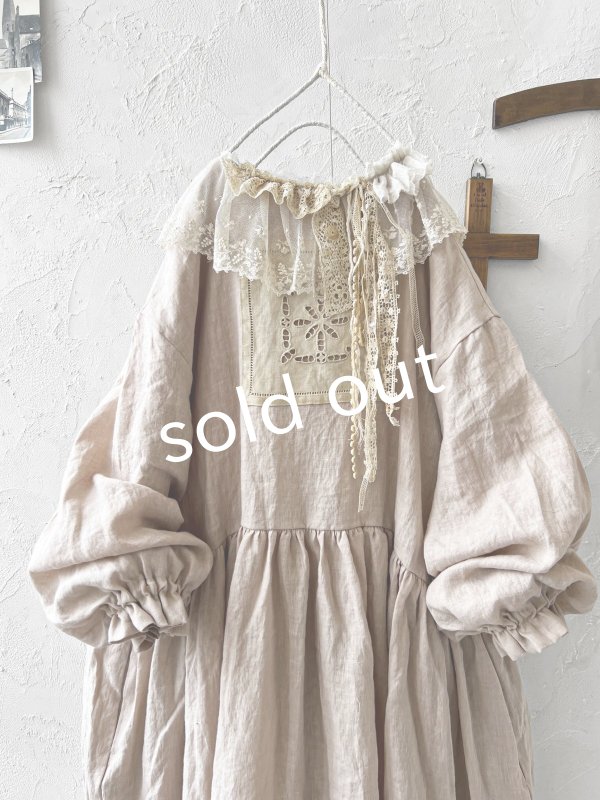 画像2: pollenbienco/アンティークレースのギャザーワンピース・ピンクベージュD (2)