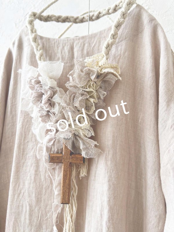 画像4: MARCHE' DE SOEUR／十字架ネックレス付きギャザーワンピース・ピンクベージュ (4)