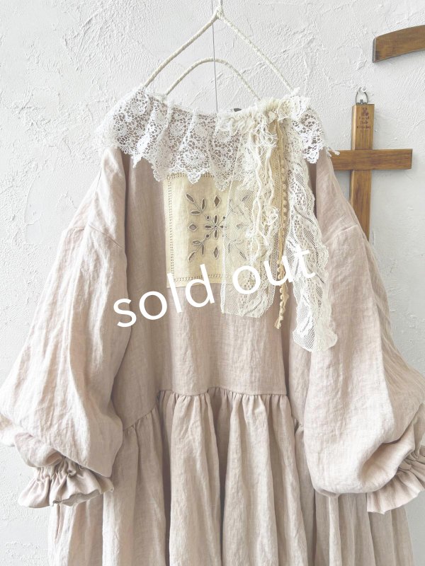 画像2: pollenbienco/アンティークレースのギャザーワンピース・ピンクベージュB (2)