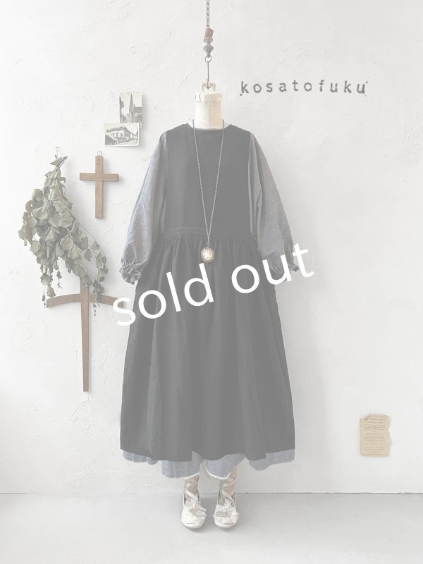 画像2: kosatofuku／ひとつボタンのエプロンギャザーワンピース・黒 (2)