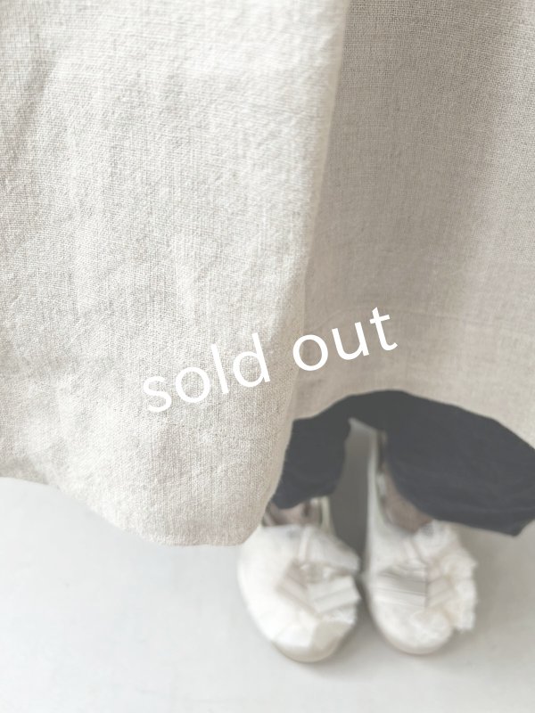 画像8: kosatofuku/ひとつボタンのエプロンギャザーワンピース・生成り (8)