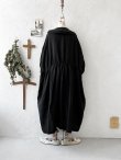 画像5: kosatofuku／二枚衿のリネンギャザーワンピース・黒 (5)