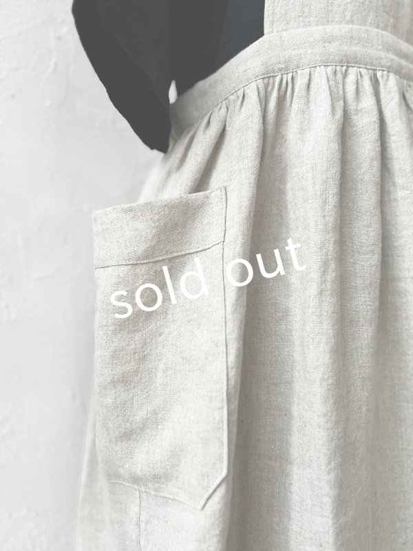 画像7: kosatofuku/ひとつボタンのエプロンギャザーワンピース・生成り (7)