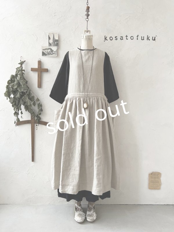 画像2: kosatofuku/ひとつボタンのエプロンギャザーワンピース・生成り (2)
