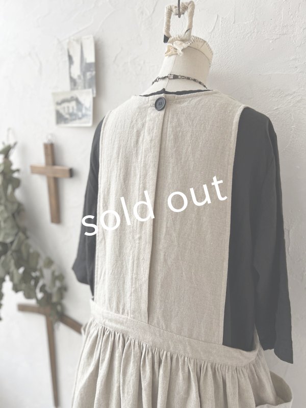 画像15: kosatofuku/ひとつボタンのエプロンギャザーワンピース・生成り (15)