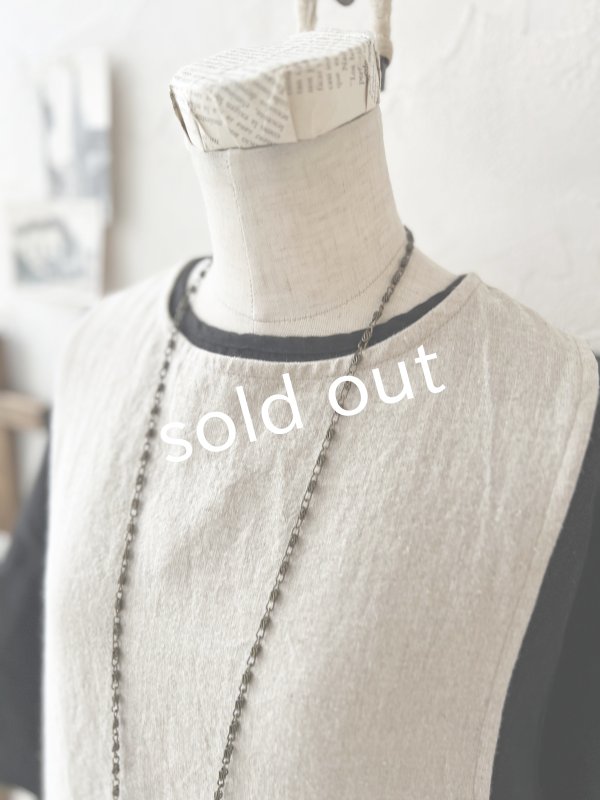 画像4: kosatofuku/ひとつボタンのエプロンギャザーワンピース・生成り (4)